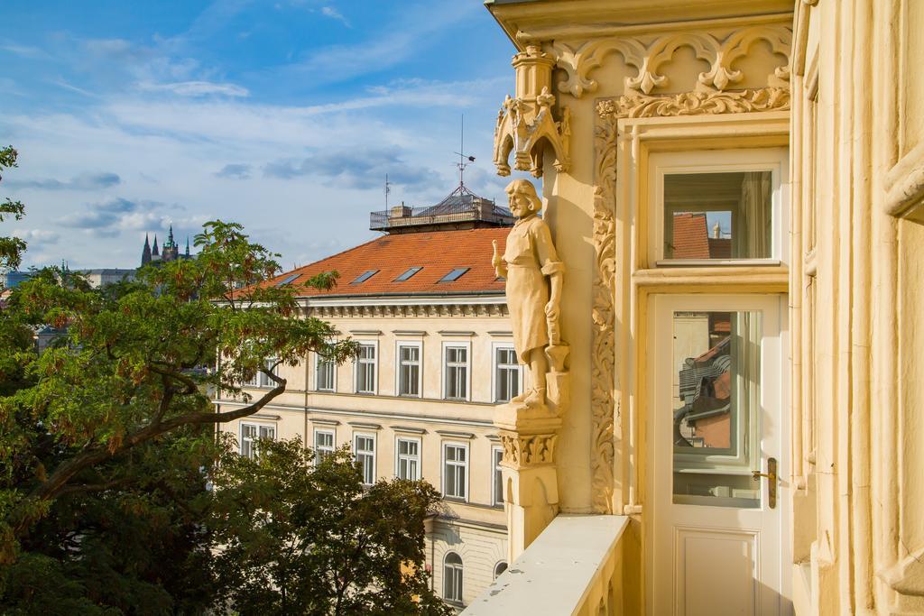 Luxury D22 Praga
