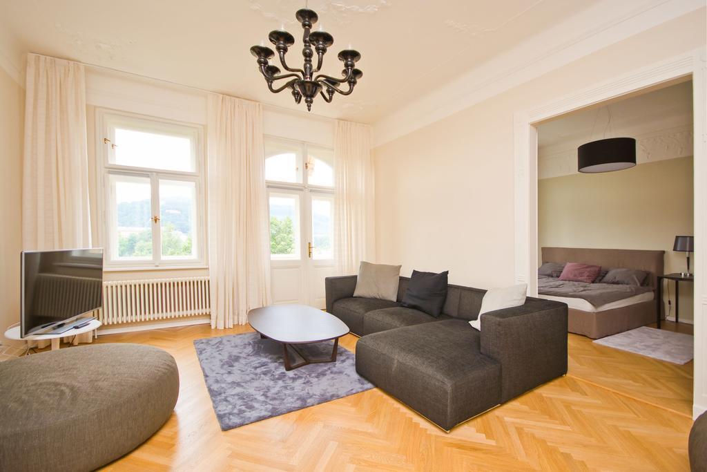 Luxury D22 Praga